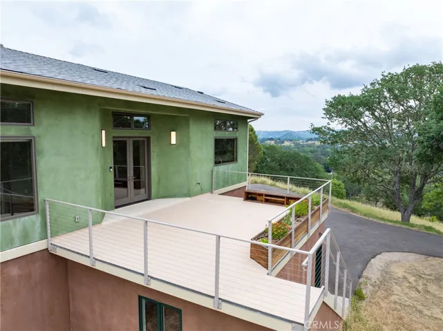 Beautiful deck especially designed to capture the incredible views.