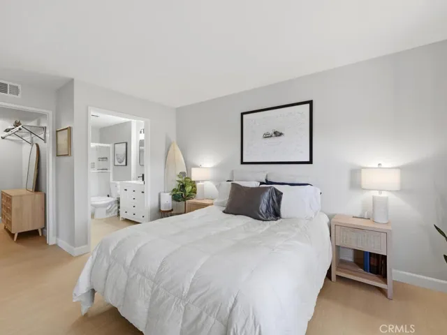 Main bedroom with en suite bath and walk-in closet