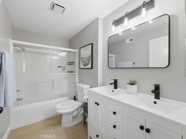Main bath remodeled with tub/shower