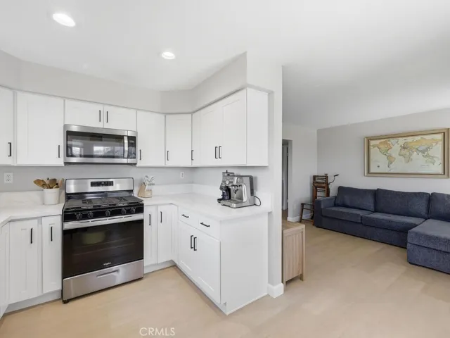 Quartz counter tops with shaker cabinets