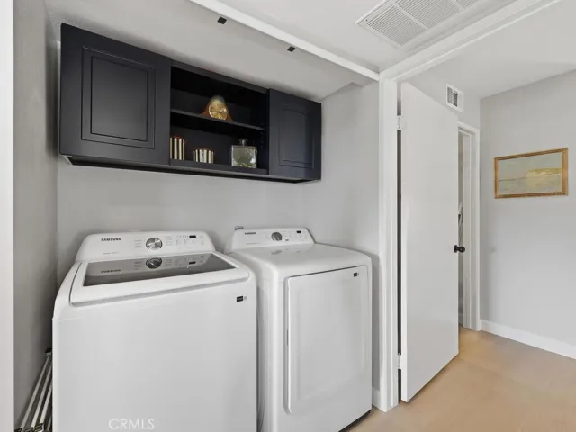 Full size laundry area in hallway