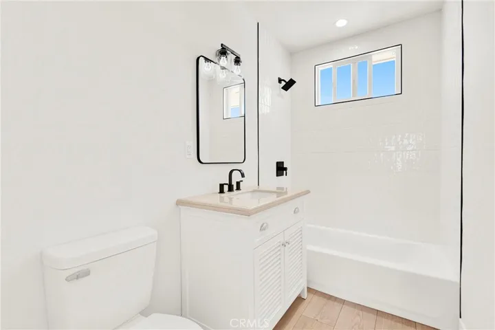Rear Unit Bath 1