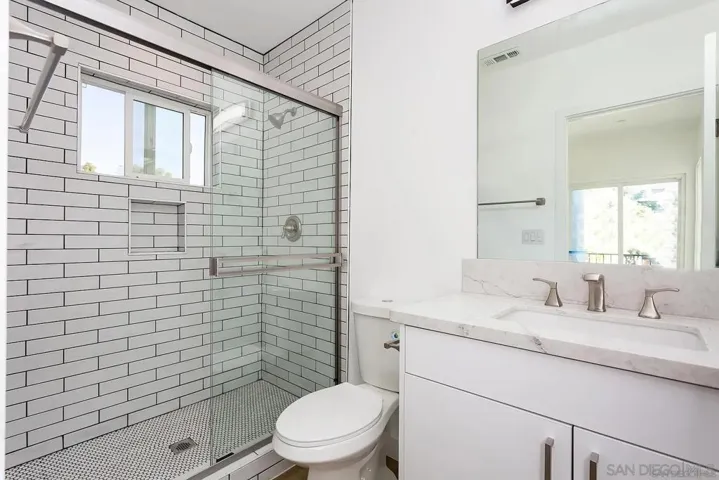 Upstairs full bathroom