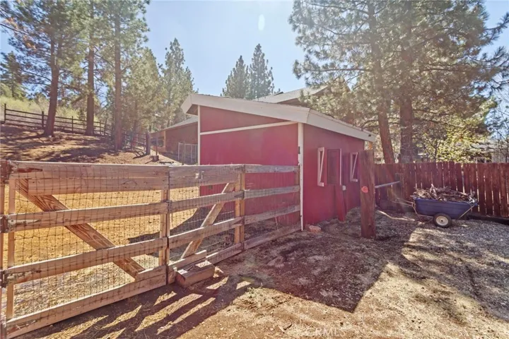 Showing horse facilities and open air barn