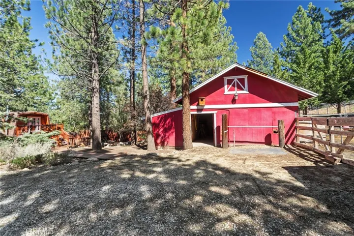 702 sq ft barn with tack room and in inside shelter for two horses