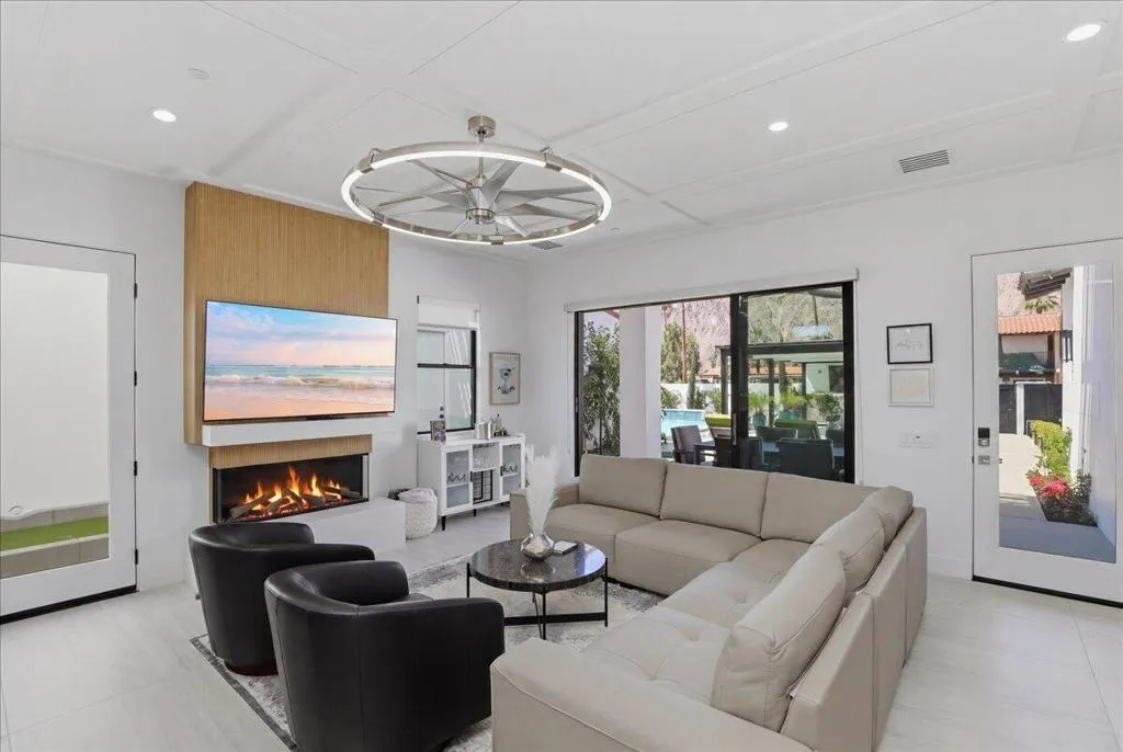 Starlight House-70 inch TV and Views
