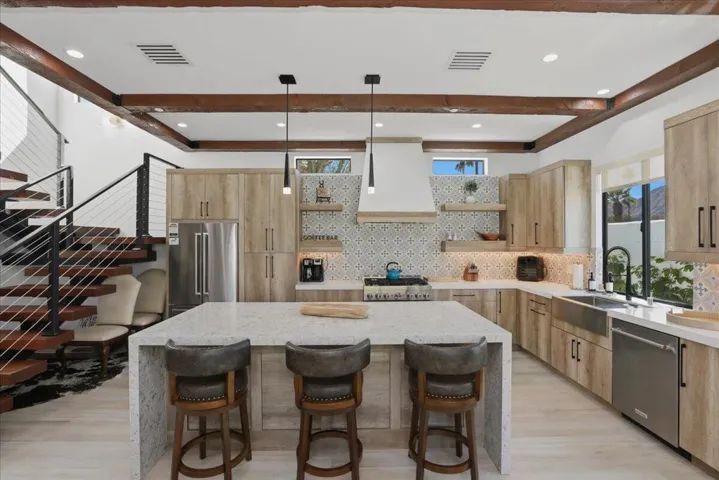 Derby House-Island w Seating for 3 Guest