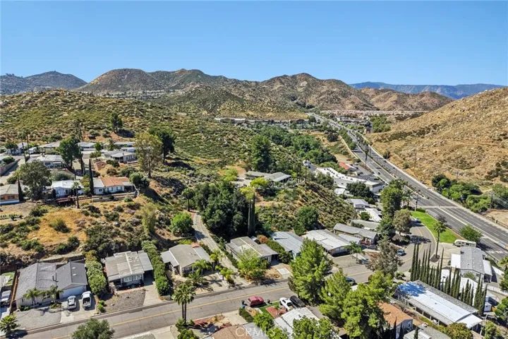 22819 Skylink, Canyon Lake, California 92587