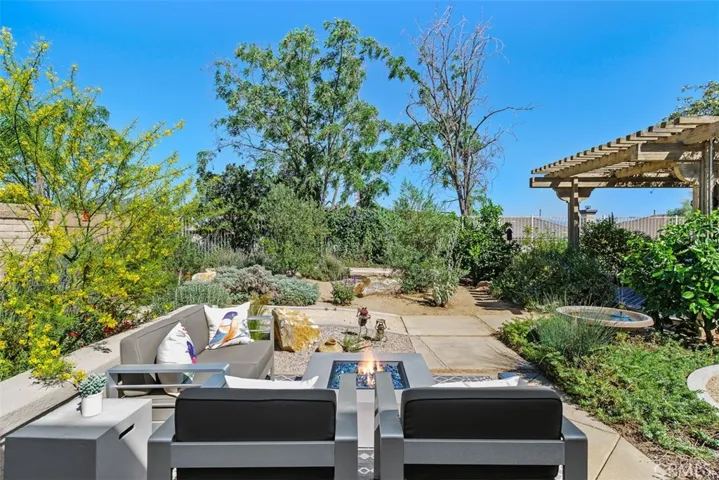 Backyard with luxurious drought-tolerant plants & tree's