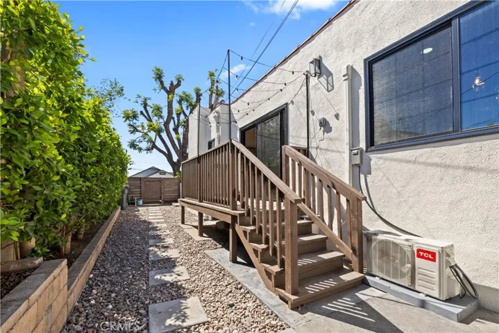 Driveway side / dining deck