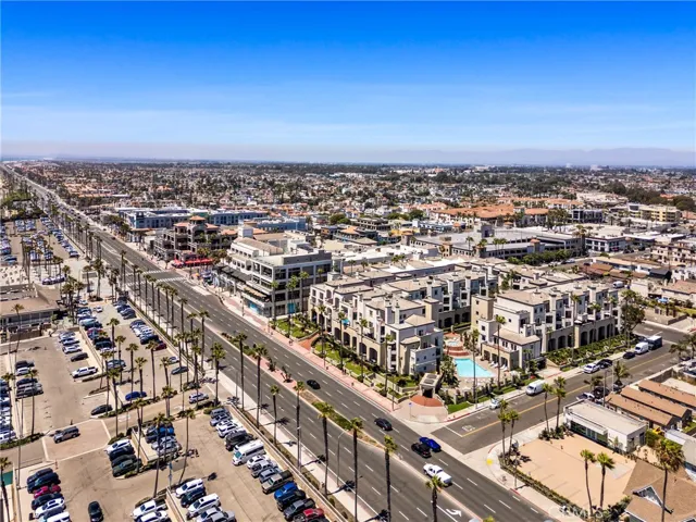 Palm trees, patios, and people—everything you expect from Main Street
Huntington Beach!