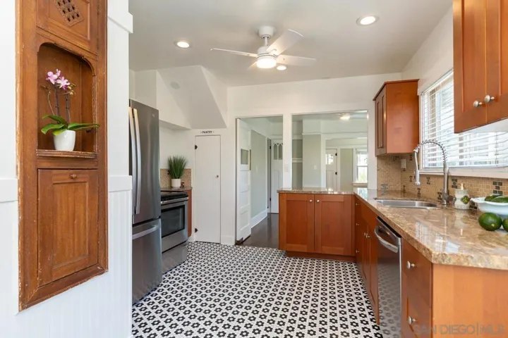 8318 Kitchen with phone detail