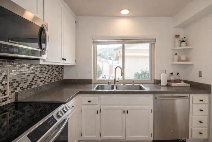 https://zimg.paragon.ice.com/ParagonImages/Property/PA/SDMLS/260008167/12/120/90/b0d369b5511f76fe378fd2ed55a43c01/3/4ec51942e838b105d664a40f2561f743/260008167-86072671-d4ef-477c-a691-def9e1bb7040.JPG