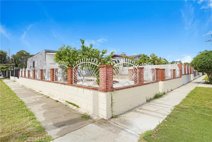 9027 Menlo, Los Angeles, California 90044