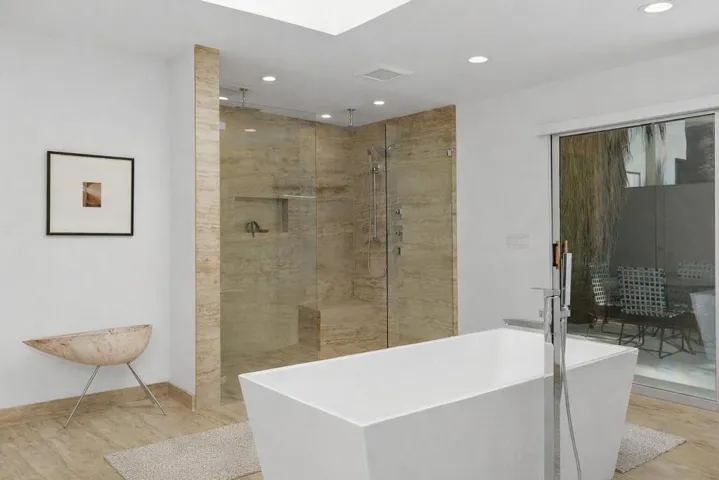 Modern_bathroom_with_freestanding_tub