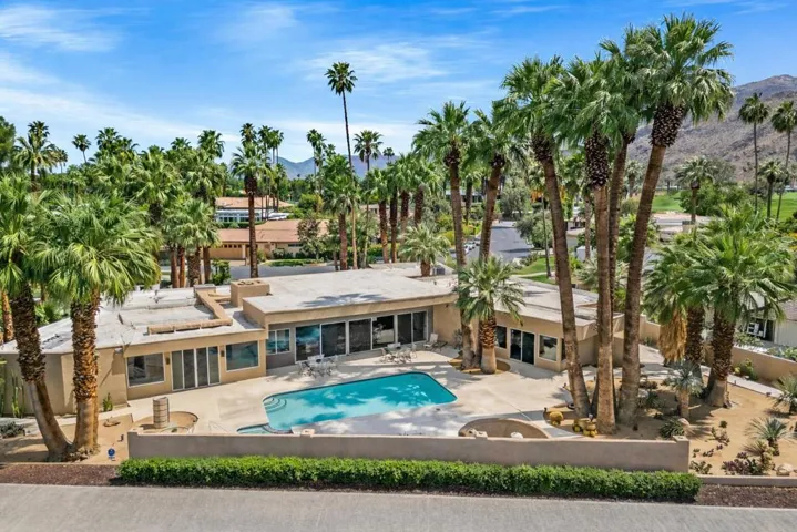 Desert_oasis_with_turquoise_pool