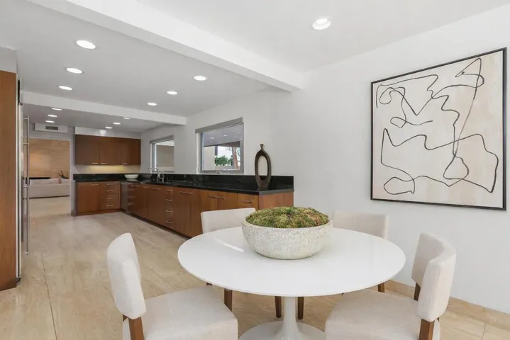 Modern_kitchen_and_dining_harmony