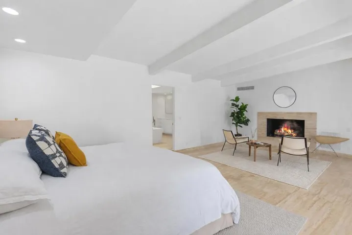 Minimalist_bedroom_with_cozy_sitting_are