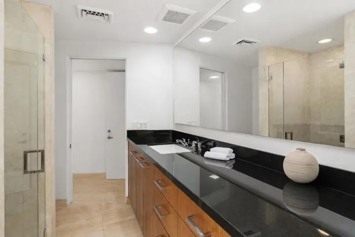 Modern_bathroom_elegance_with_neutral_to