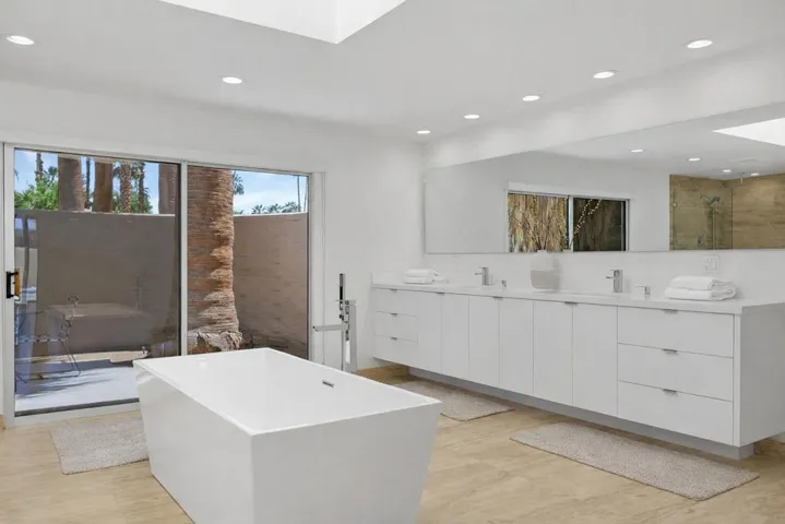 Modern_bathroom_with_freestanding_bathtu