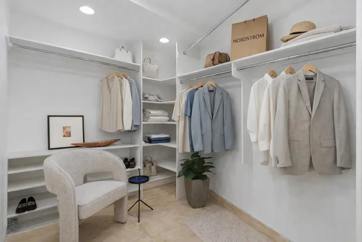 Organized_style_in_a_chic_closet