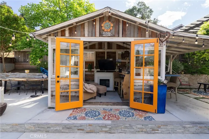 A closer look at the adorable she shed