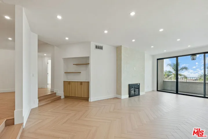Living room with balcony/firep