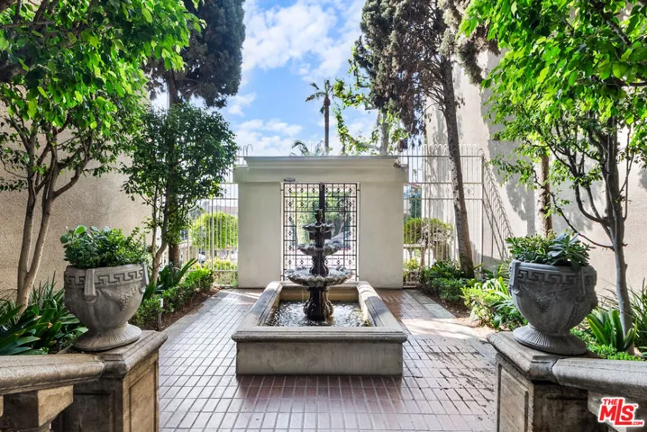 Outdoor entry fountain