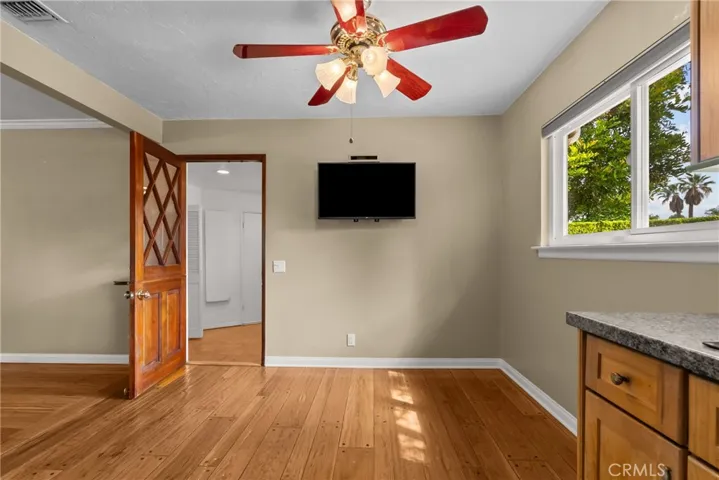 Kitchen dining area