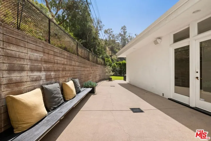 2060 N Beverly Drive, Beverly Hills, California 90210