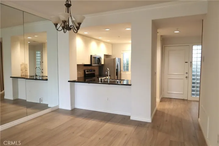 Kitchen with breakfast bar