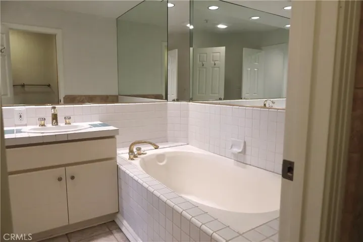 Soaking tub