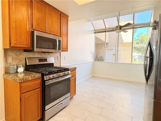 Kitchen w/ Eat-in Area