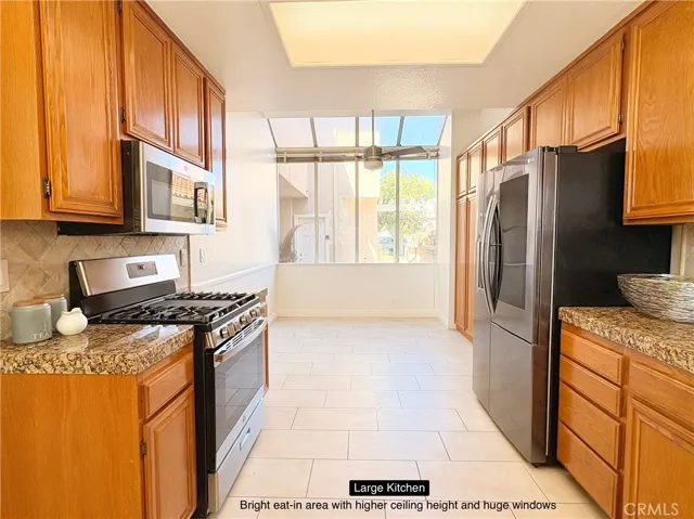 Kitchen w/ Eat-in Area