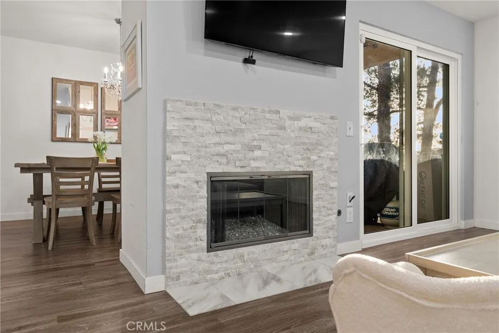 Gas fireplace!