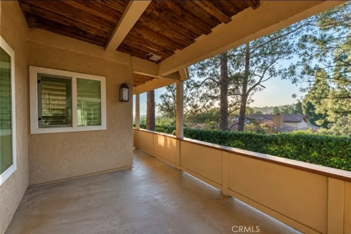 Great wrap around  balcony surrounded by nature.