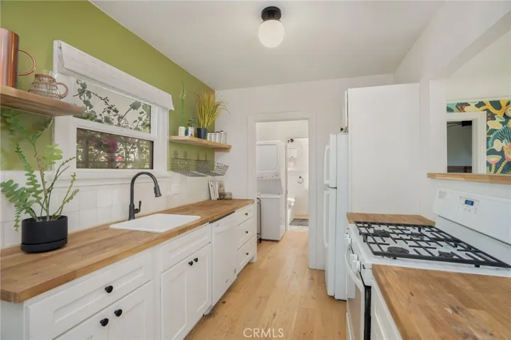 Kitchen, laundry
