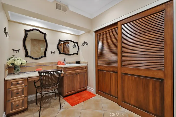 Ensuite powder/bathroom