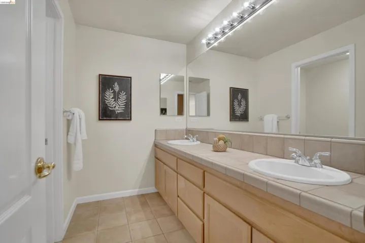 2nd floor guest bathroom