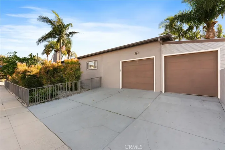 Drive and right garage available for tenant parking