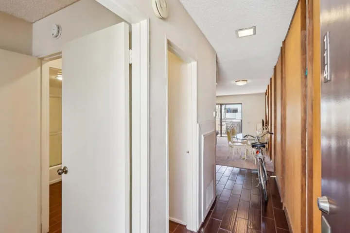 04-Hallway