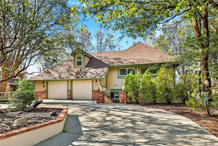 Level entry driveway to garage.