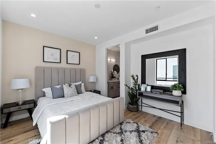 11858 W Flower Lane, Valley Village, California 91607