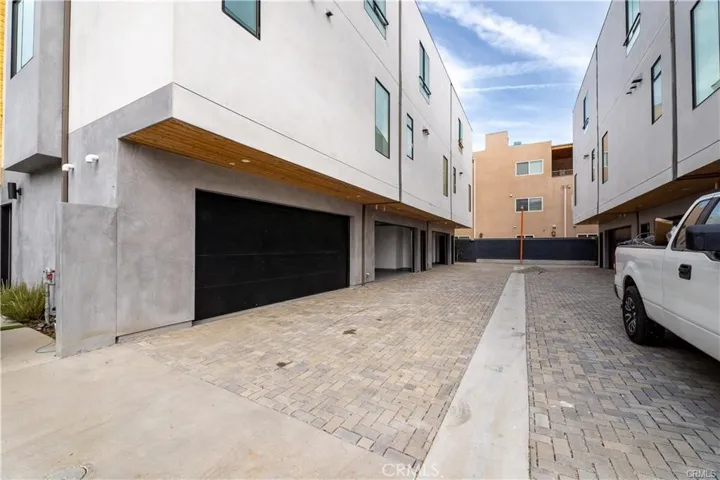 11858 W Flower Lane, Valley Village, California 91607