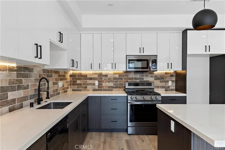 11858 W Flower Lane, Valley Village, California 91607