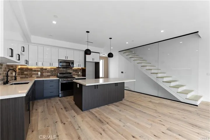 11858 W Flower Lane, Valley Village, California 91607
