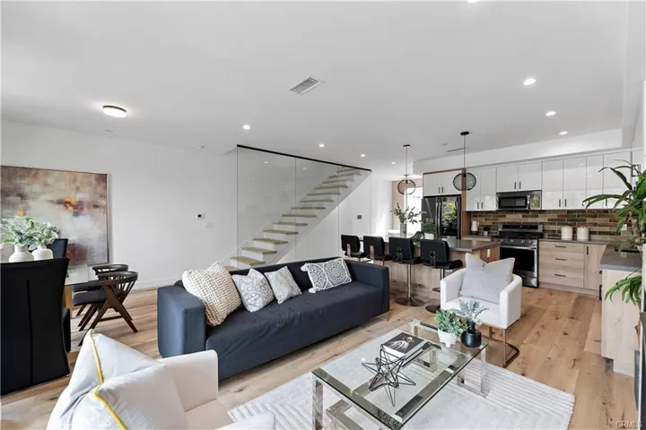11858 W Flower Lane, Valley Village, California 91607