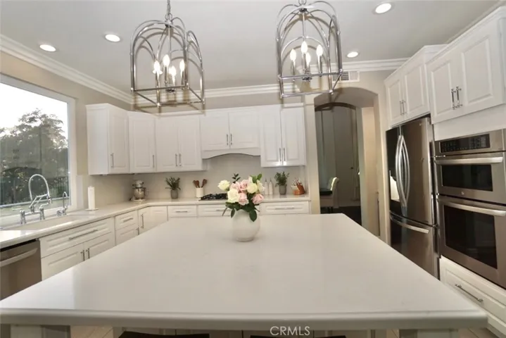 LARGE ISLAND IN KITCHEN