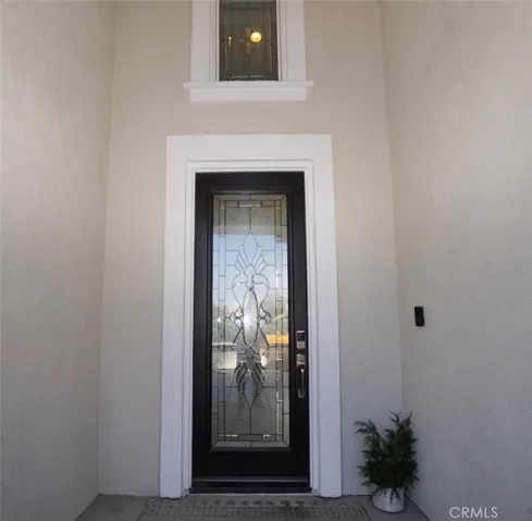 FOYER HIGHER WINDOW ALSO DECORATIVE GLASS