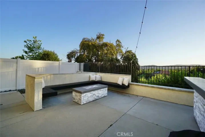 BUILT IN SEATING AREA & FIREPIT